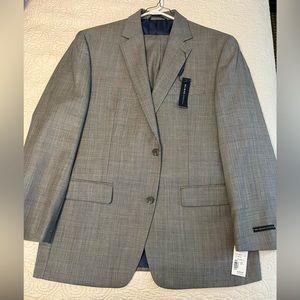 Bill Blass Charcoal Suit. NWT. 42R 34w 32l